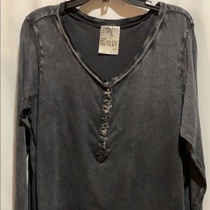 THE HEADLINE HENLEY DISTRESSED GRAY TEE SZ 14/16